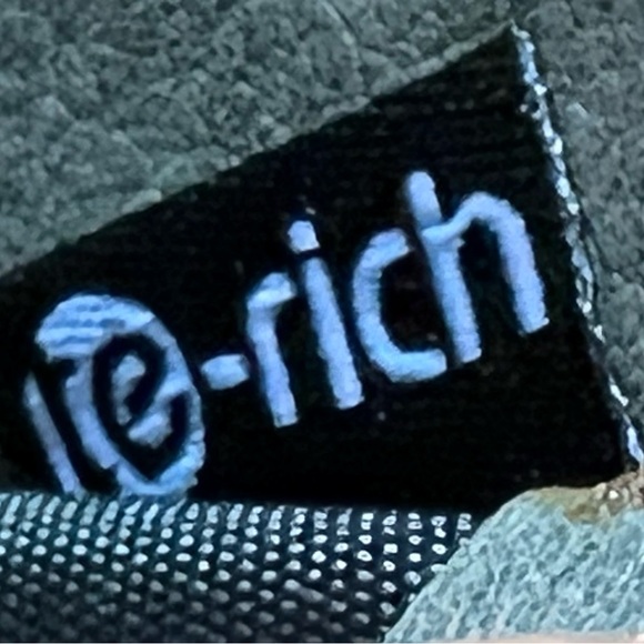 Te-Rich RFID canvas wallet 6-3/4 x 3-3/4. Cellphone suction cup fits I-phone. - Picture 5 of 6